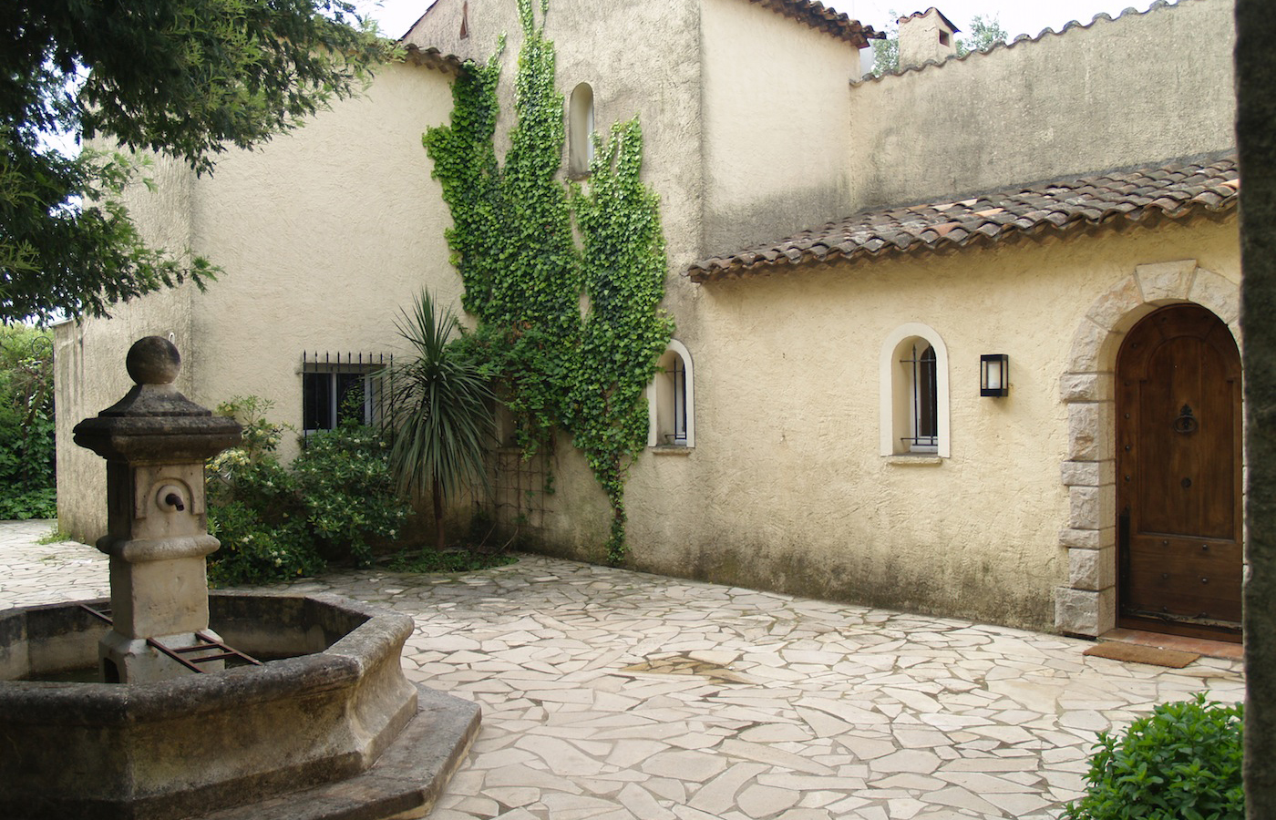 Autre vue de la fontaine en pierre