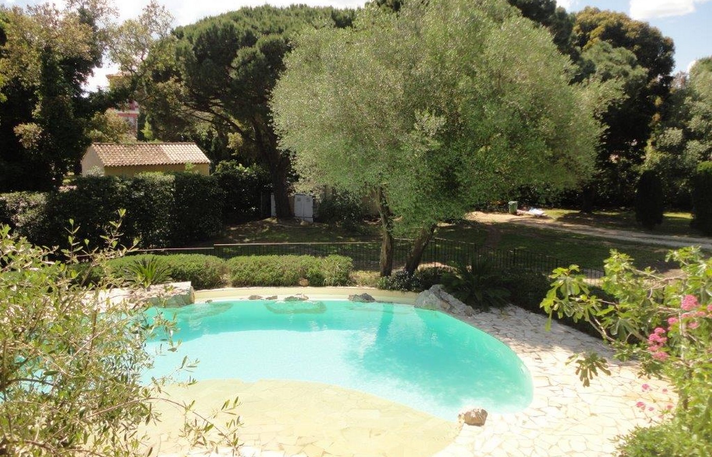 Vue depuis la maison, on voit la piscine à débordement