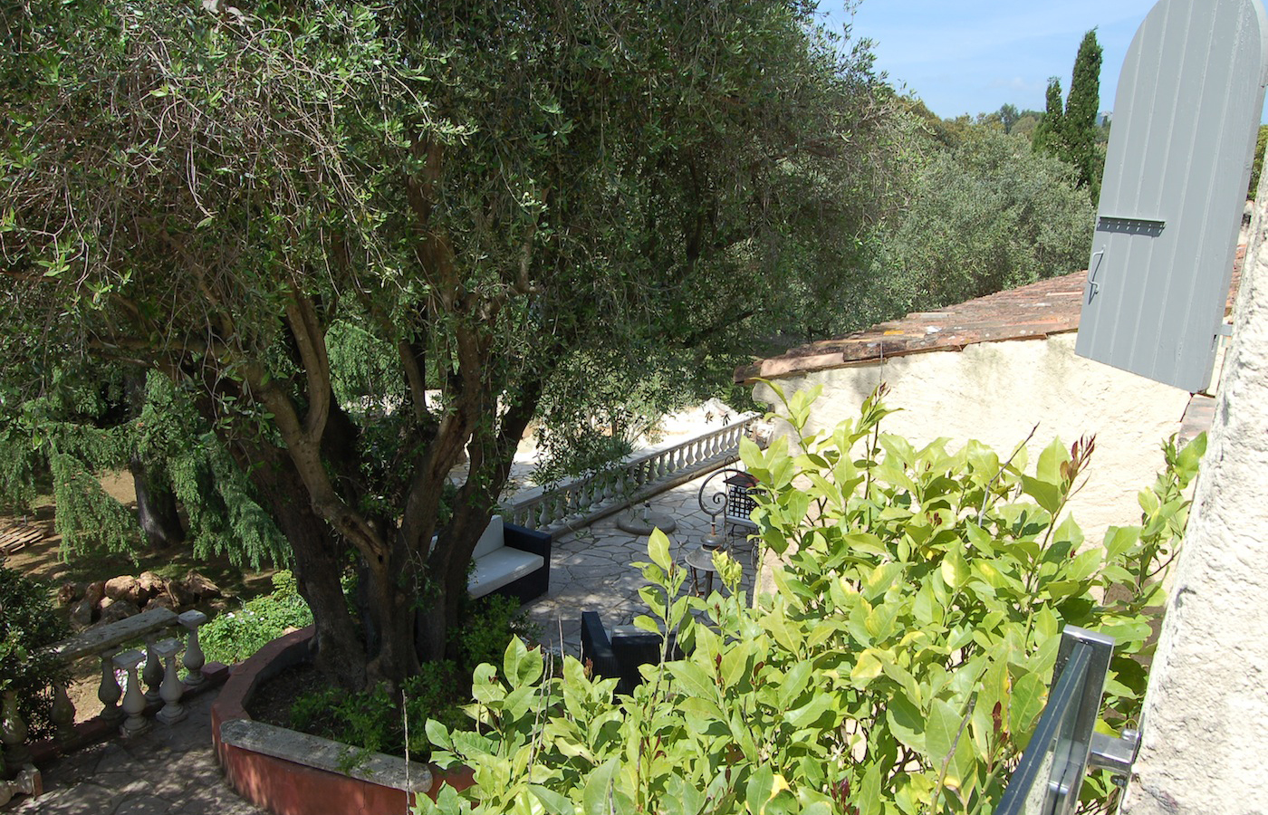Vue depuis une fenêtre donnant sur la terrasse