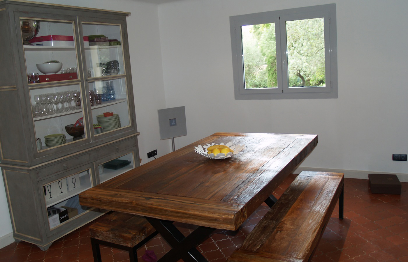 Table de la salle à manger d'un bois magnifique