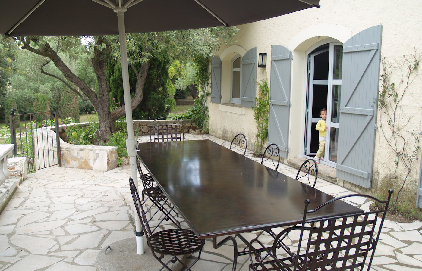 Terrasse ombragée pour apprécier le calme de Beauvallon