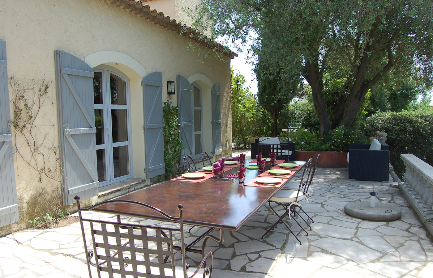 Autre vue de la terrasse et de ses fauteuils confortables